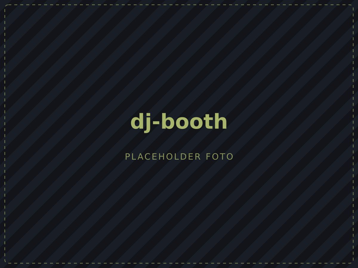 DJ-booth op een bedrijfsfeest met dansend publiek en confetti in warm licht